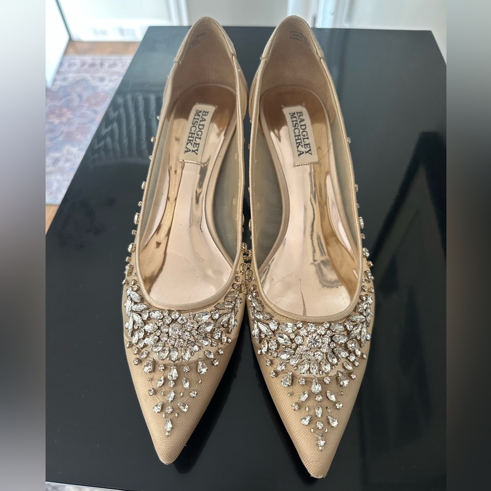 Badgley Mischka Onyx Embellished Kitten Heel. Nude Satin. Size 8